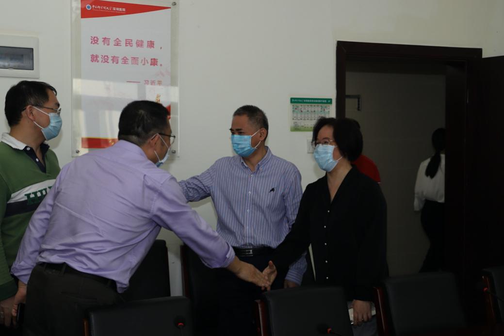 一群人在房间里站着人

描述已自动生成