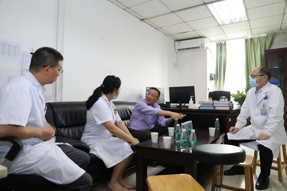 人们在桌子边

描述已自动生成