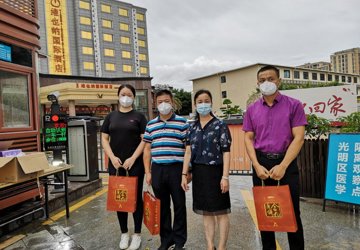 国庆中秋前夕院工会走访慰问疫情防控医护人员