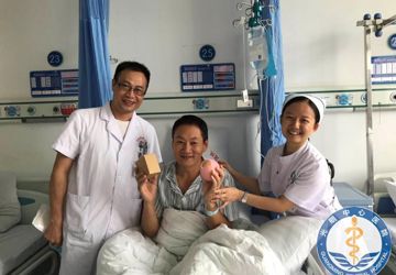 “迎中秋送温暖”——我院给患者送爱心月饼
