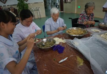 我院第四党支部为护理院老人包饺子