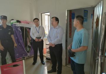 光明新区医疗集团中心医院院区领导带队开展宿舍安全卫生巡查