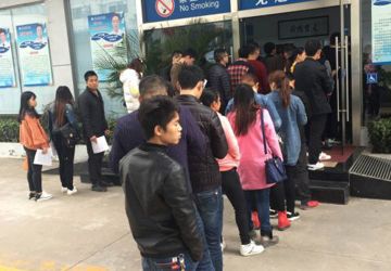 医院体检排长龙 医务人员忙不休