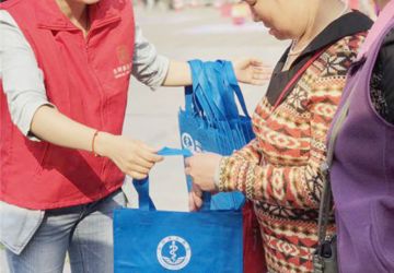 弘扬雷锋精神，光明中心医院义诊在行动