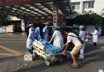 我院医护人员神速应对产妇医院门口产子