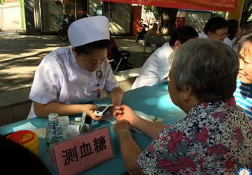 我院义诊走进光明社区