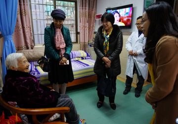 北京大学王红漫教授一行参观新区医疗集团中心医院院区光明护理院