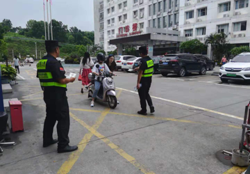 我院严格执行《关于开展电动自行车“戴头盔保安全”总额治理攻坚的实施方案》