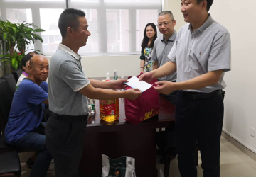 镇华书记代表区委卫生工委慰问我院老党员和困难党员