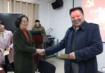 光明新区卫生计生党委到医疗集团慰问老党员和困难党员