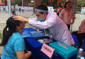 光明新区医疗集团医务志愿者参加学雷锋日义诊活动