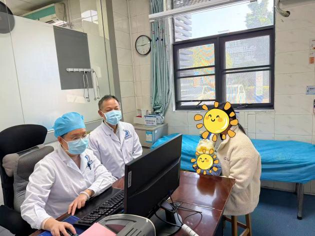 儿科团队毛建华专家门诊照片